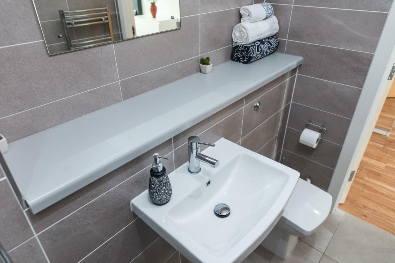Studio Apartments Free Street Parking Subject To Availability Manchester Extérieur photo